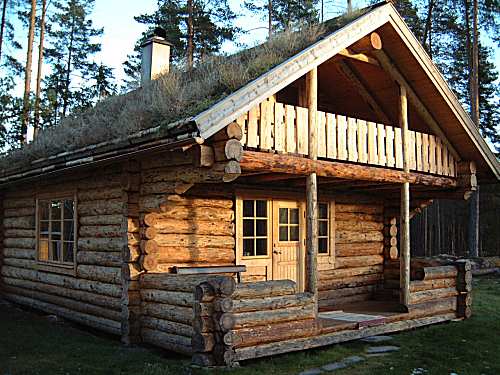 дом из тесаных вручную бревен деревянный дом