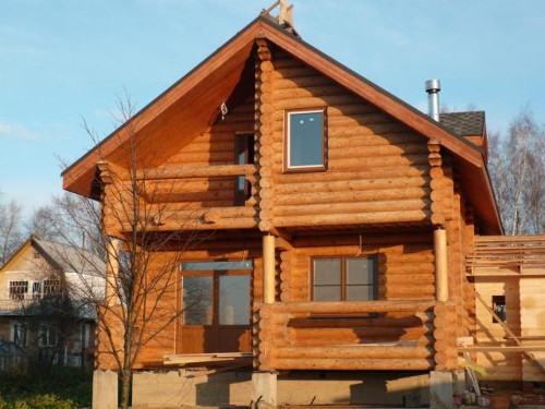деревянный дом из оцилиндрованного бревна, сруб